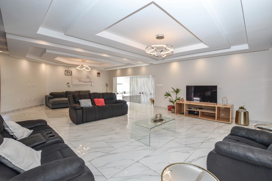 8 Bedroom Property for Sale in Kenridge Western Cape